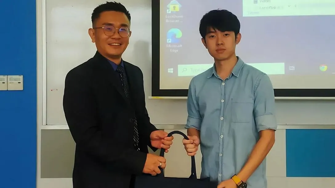 Mr Khoo Jong Bor (right)