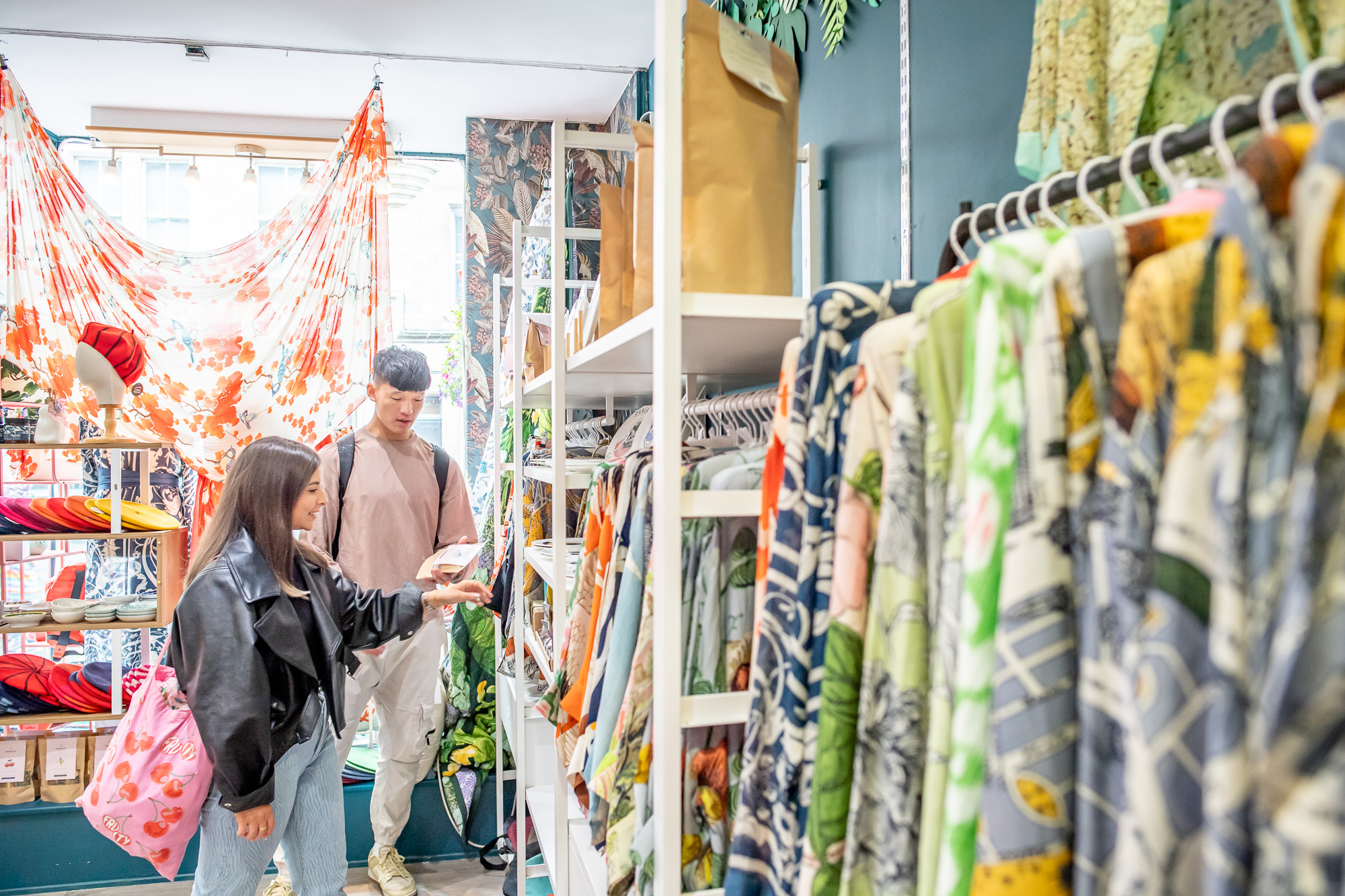 HWU-36046-students-shop