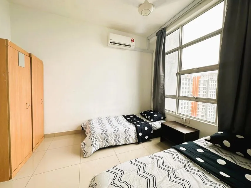 Bedroom with twin beds, air conditioning, ceiling fan, wardrobe, big window and tiled floor