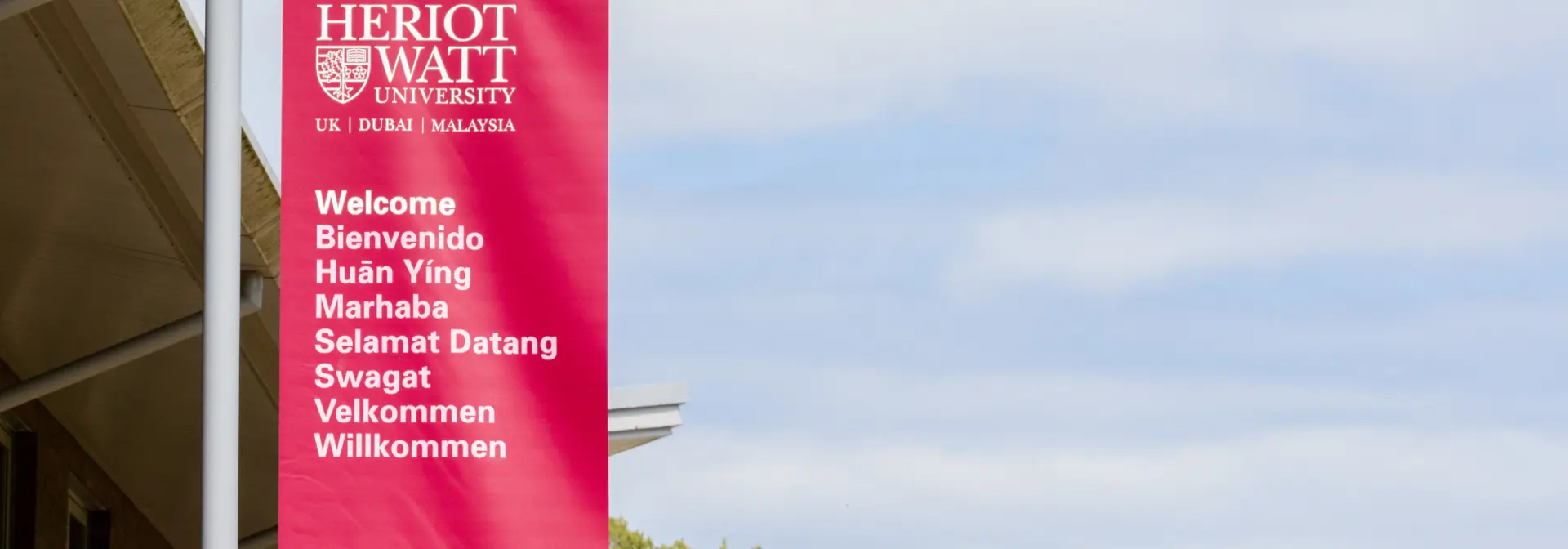 Pink banner with the Heriot-Watt logo and the words welcome in different languages.